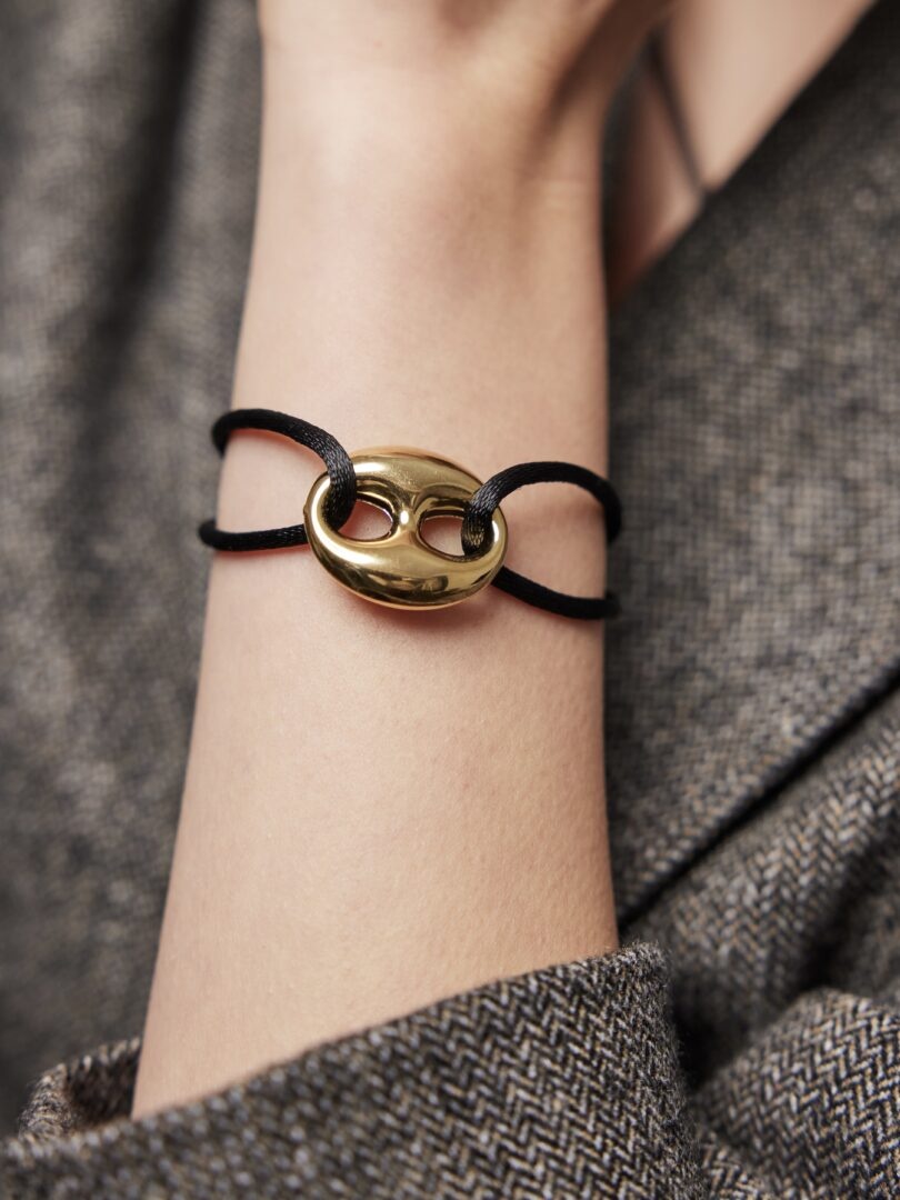 Armband met opengewerkte bedel