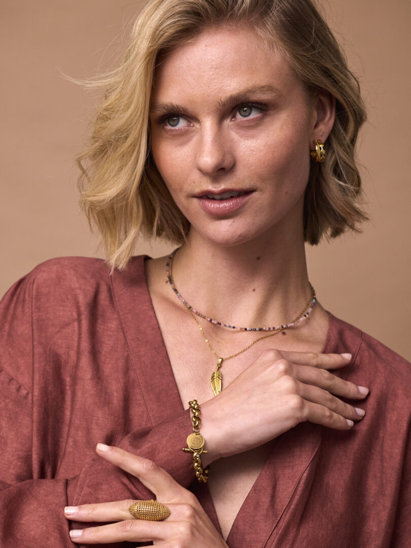Fijne korte ketting met mini edelsteentjes