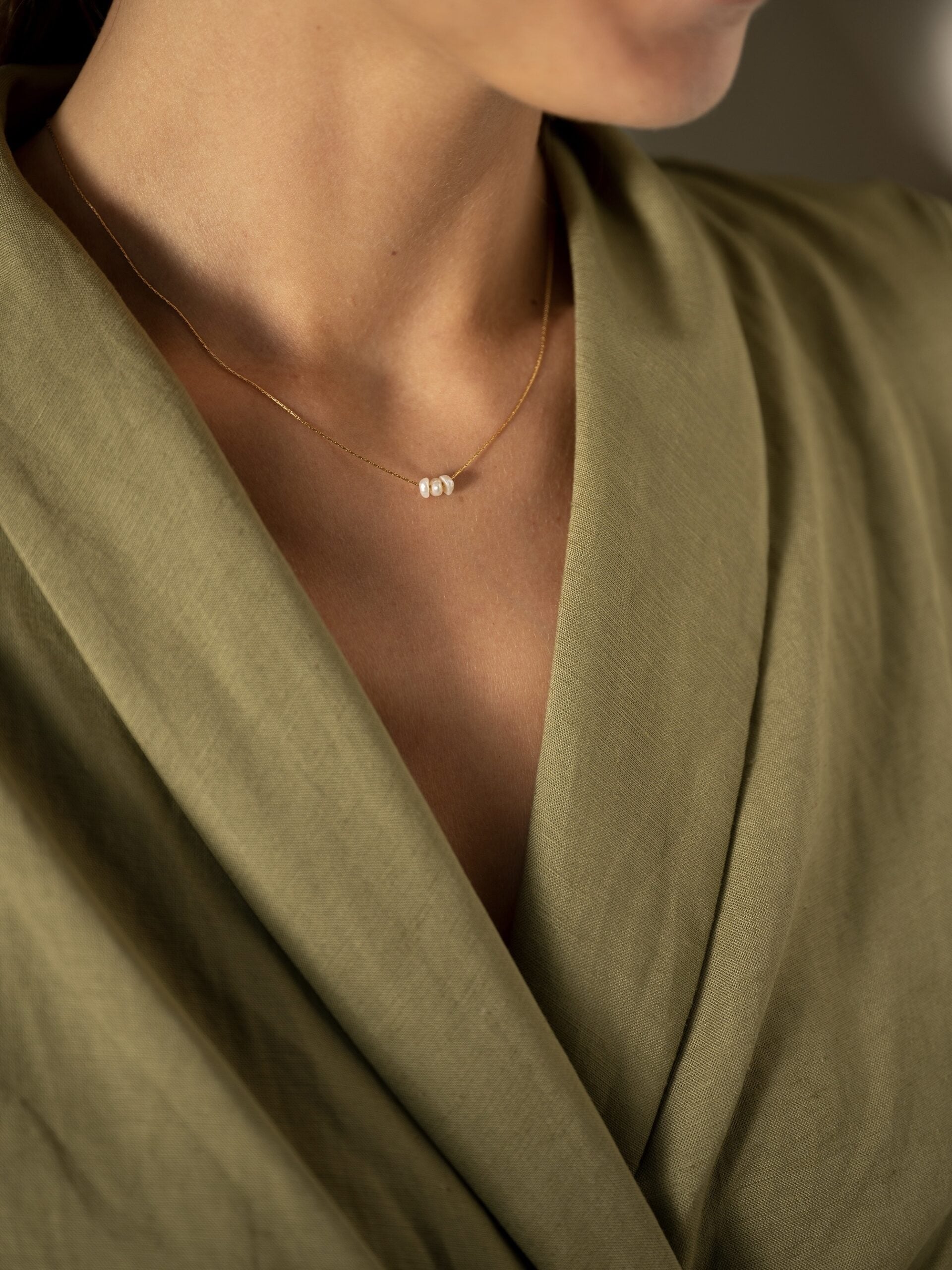 Fijne ketting met 3 pareltjes