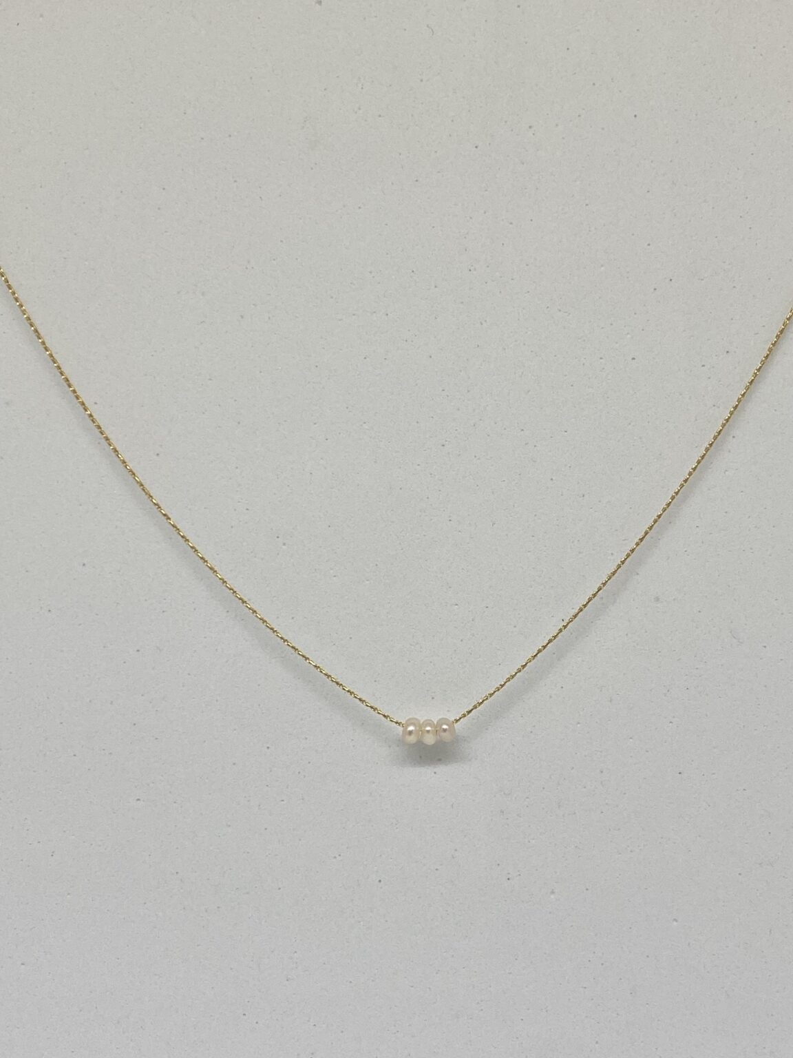 Fijne ketting met 3 pareltjes