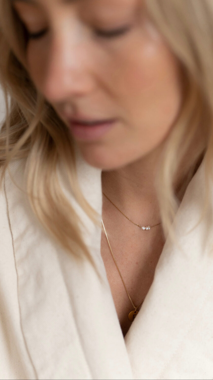 Fijne ketting met 3 pareltjes