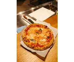 Zelfgemaakte pizza margherita met verse kruiden