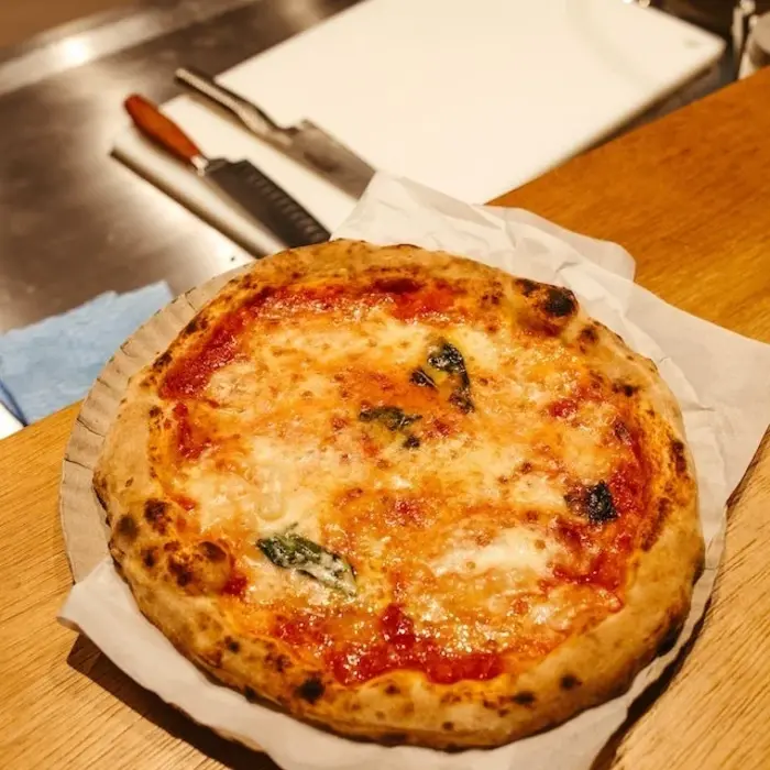 Zelfgemaakte pizza margherita met verse kruiden