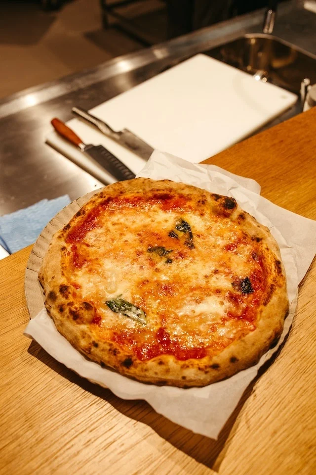 Zelfgemaakte pizza margherita met verse kruiden