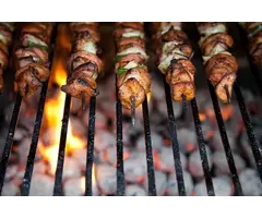 Recept voor kebab van de grill met Griekse salade
