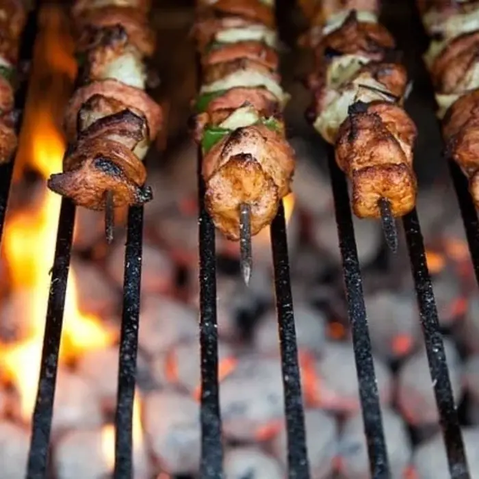 Kebab van de grill met Griekse salade
