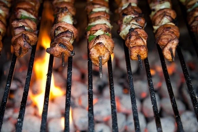 Kebab van de grill met Griekse salade