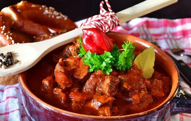 Recept voor goulash stoofpot met kruiden