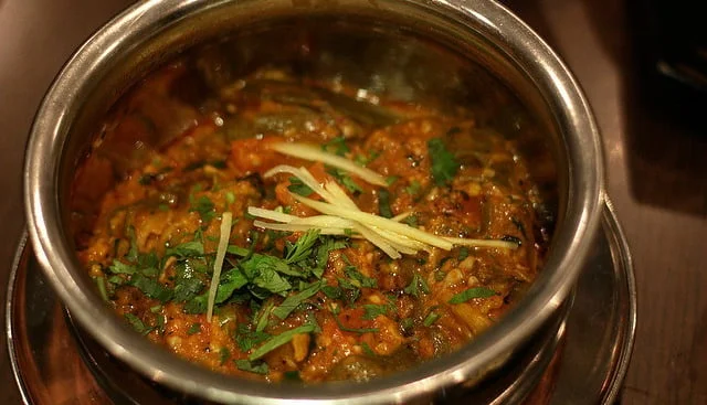 Bengaalse kip met Bengaalse kerrie kruiden