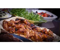 Gegrilde piri piri kippenvleugels met knoflookdips