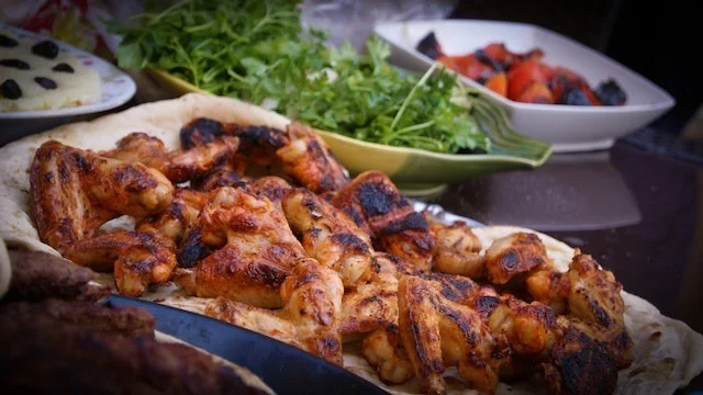 Gegrilde piri piri kippenvleugels met knoflookdips