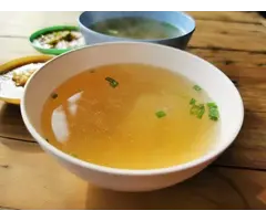 Smakelijke kippensoep met bouillonpoeder