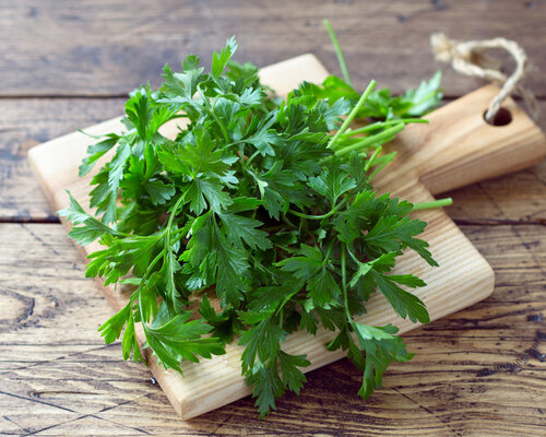 De veelzijdigheid van peterselie: gezondheidsvoordelen en gebruikstips