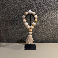 Ketting kralen met dot op standaard