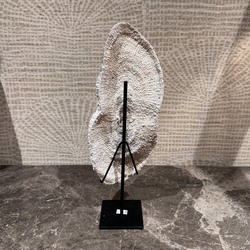 Ornament op voet beige