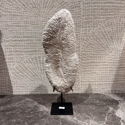 Ornament op voet beige