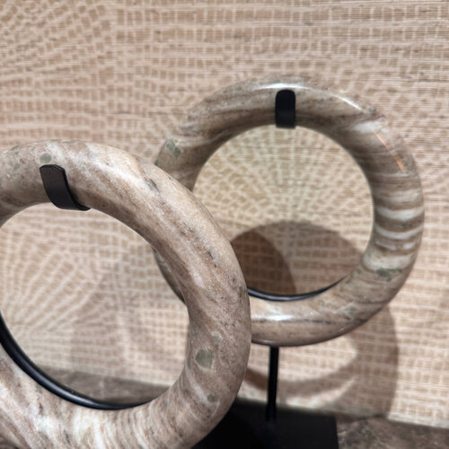 Marmeren Ring op Voet