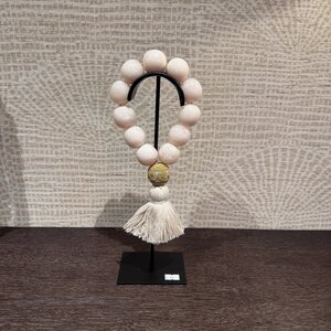 Ketting kralen met dot op standaard