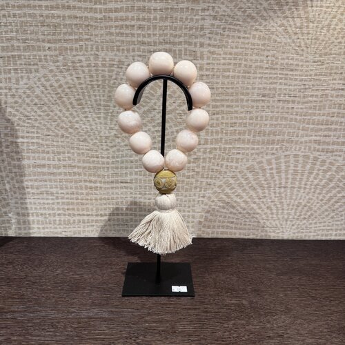 Ketting kralen met dot op standaard