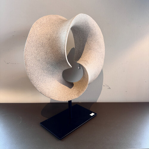 Ornament beige op voet