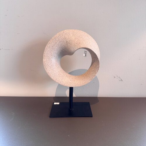 Ornament beige op voet