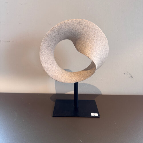 Ornament beige op voet