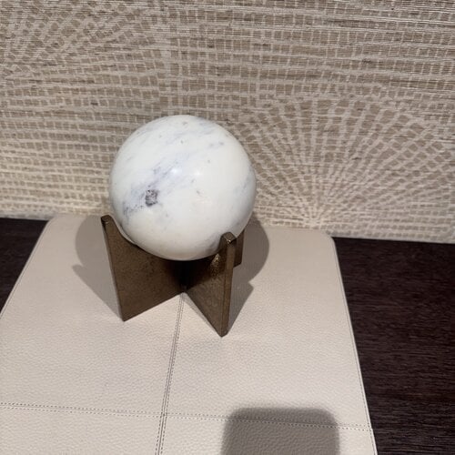 Marmeren bal op standaard