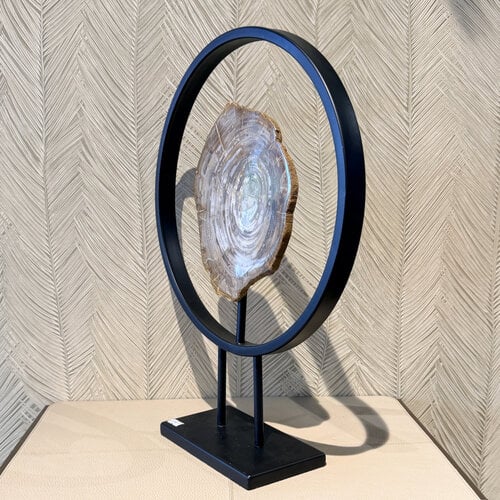 Ornament met versteend hout