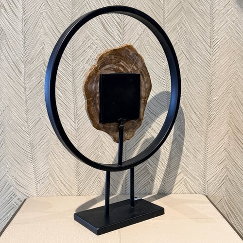 Ornament met versteend hout