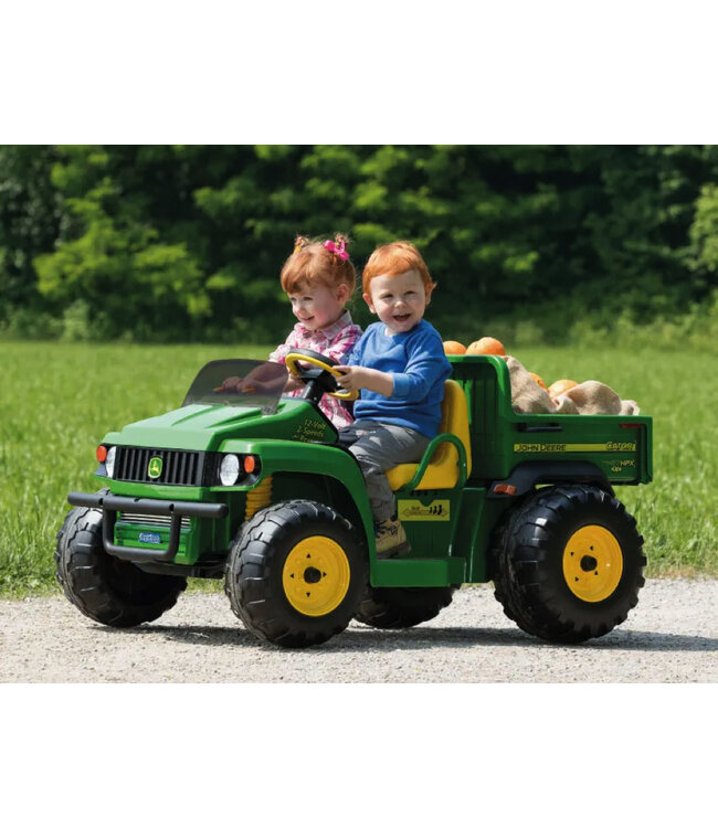 Trator elétrico infantil John Deere 12 volts com braço escavador funcional e caçamba basculante.