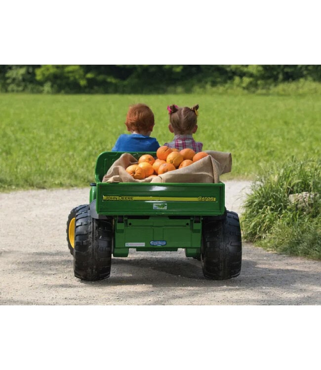 John Deere tractor eléctrico para niños de 12 voltios con brazo excavador funcional y caja basculante.