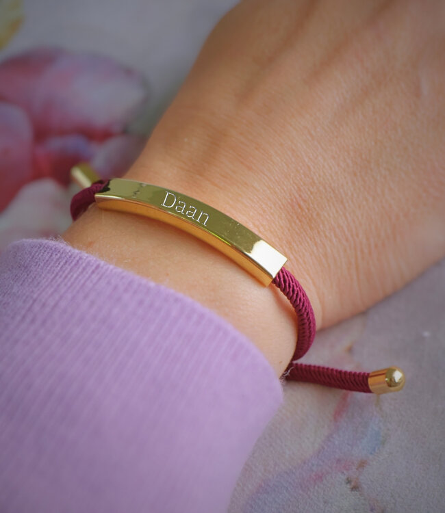 Elegante Armband Van Bordeaux Rode Paracord Met Goudkleurig Naamplaatje