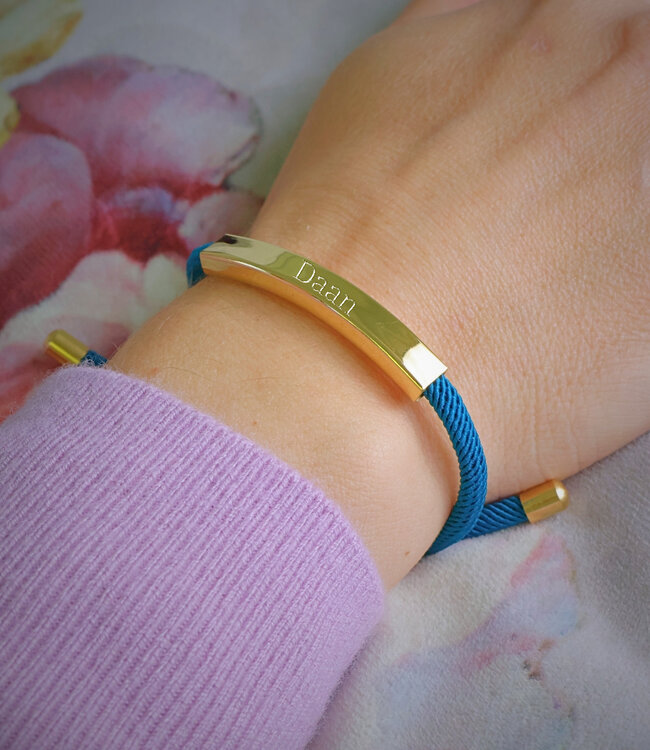 Stijlvolle Armband Van Blauwe Paracord Met Elegant Goudkleurig Naamplaatje