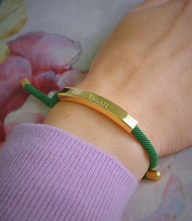 Elegante Armband Van Groene Paracord Met Goudkleurig Naamplaatje
