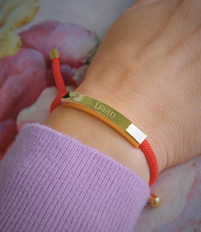 Stijlvolle Armband Van Rode Paracord Met Goudkleurig Naamplaatje