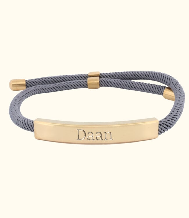 Elegante Armband Van Grijze Paracord Met Goud Naamplaatje