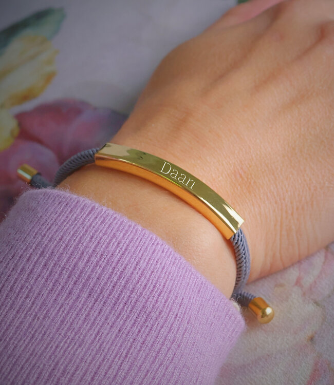 Elegante Armband Van Grijze Paracord Met Goudkleurig Naamplaatje