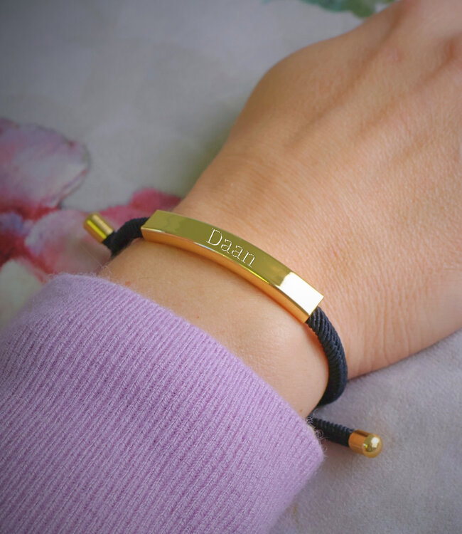 Robuuste Armband Van Zwarte Paracord Met Elegant Goudkleurig Naamplaatje