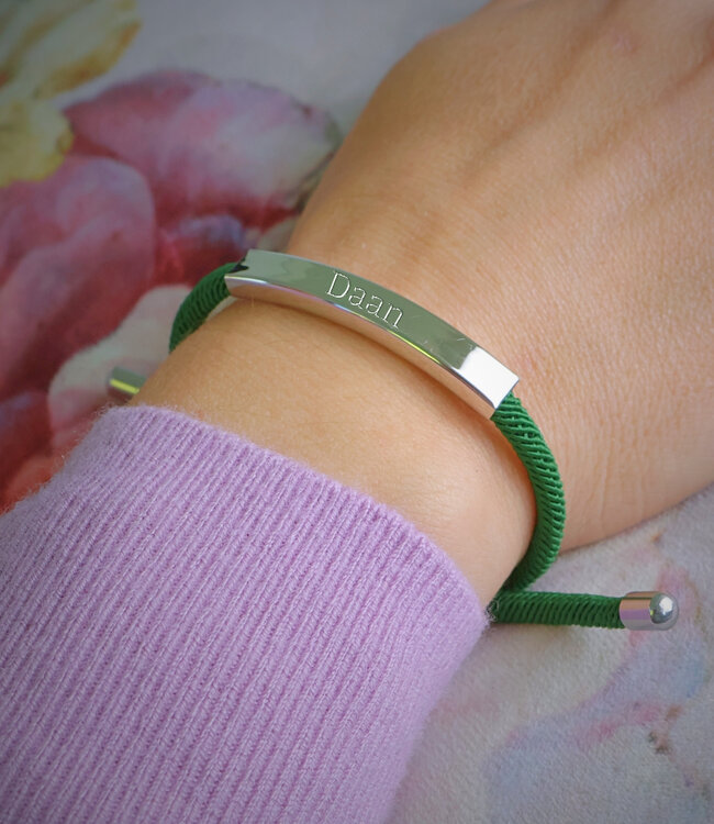 Stijlvolle groene paracord armband met zilverkleurig naamplaatje voor personalisatie