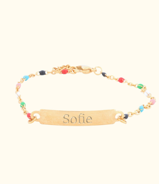 Stijlvolle multi-color dots armband met gepersonaliseerd graveerplaatje