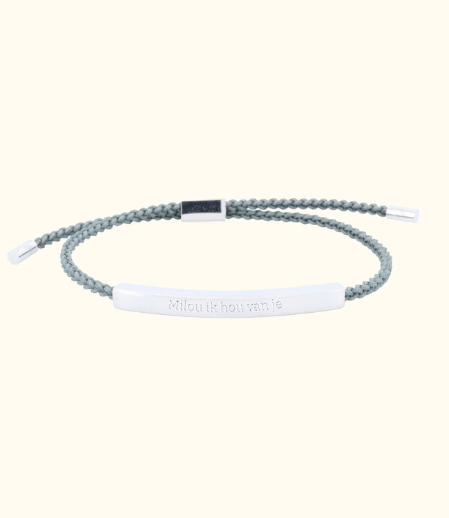 Stijlvolle grijze gevlochten armband met zilverkleurig tekstplaatje