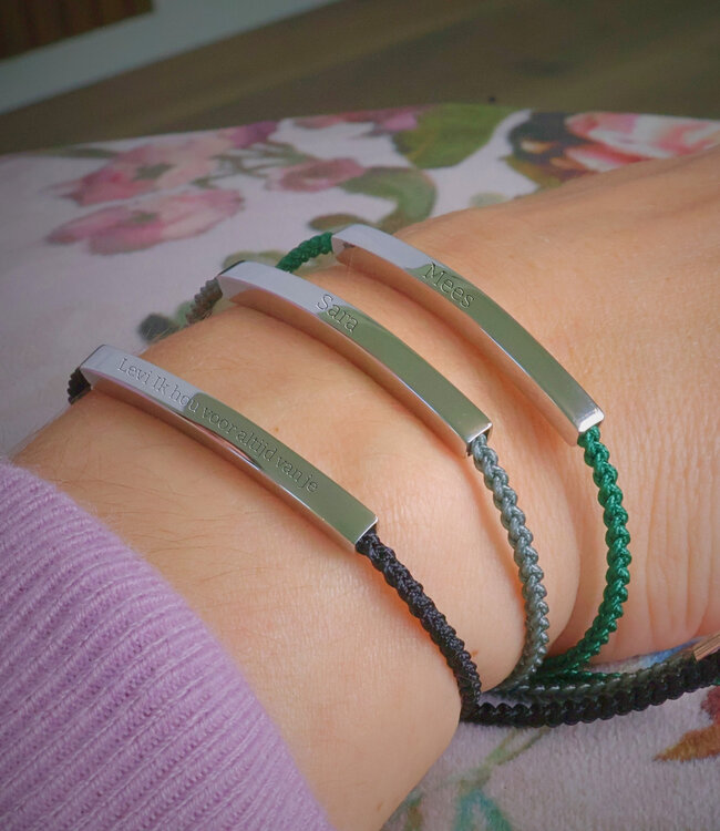 Stijlvolle grijze gevlochten armband met zilverkleurig tekstplaatje