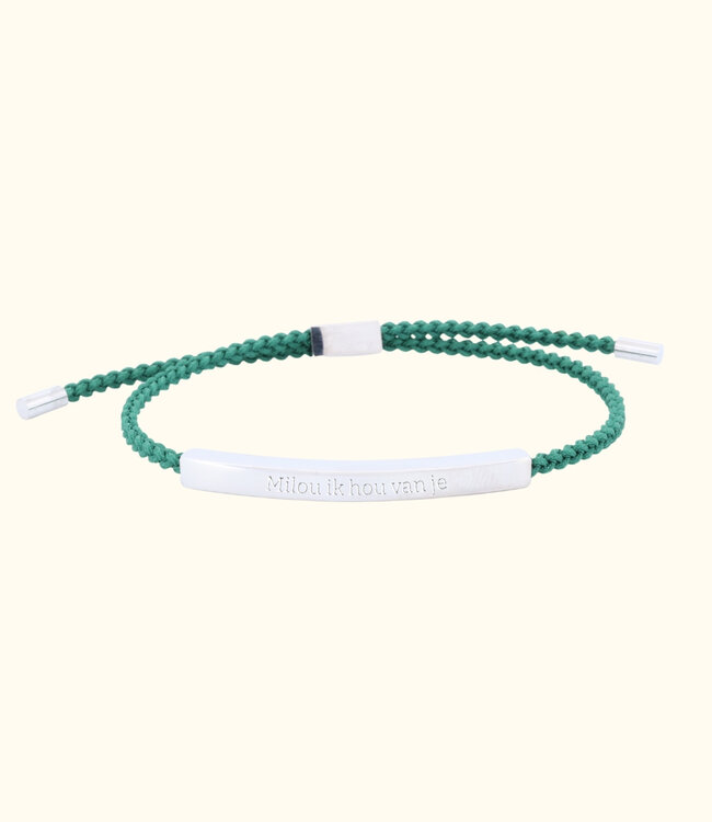 Stijlvolle groene gevlochten armband met zilverkleurig naamplaatje