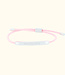 Elegante roze gevlochten armband met zilverkleurig tekstplaatje voor personalisatie