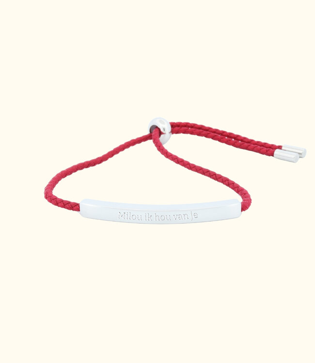 Elegante rode gevlochten armband met zilverkleurig naamplaatje voor personalisatie