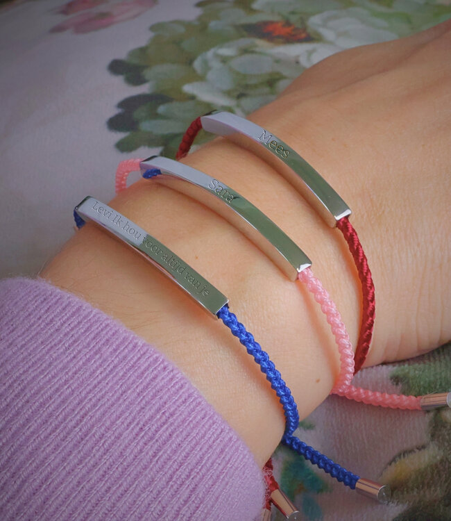Elegante rode gevlochten armband met zilverkleurig naamplaatje voor personalisatie