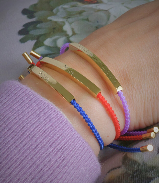 Stijlvolle blauwe gevlochten armband met goudkleurig naamplaatje voor personalisatie