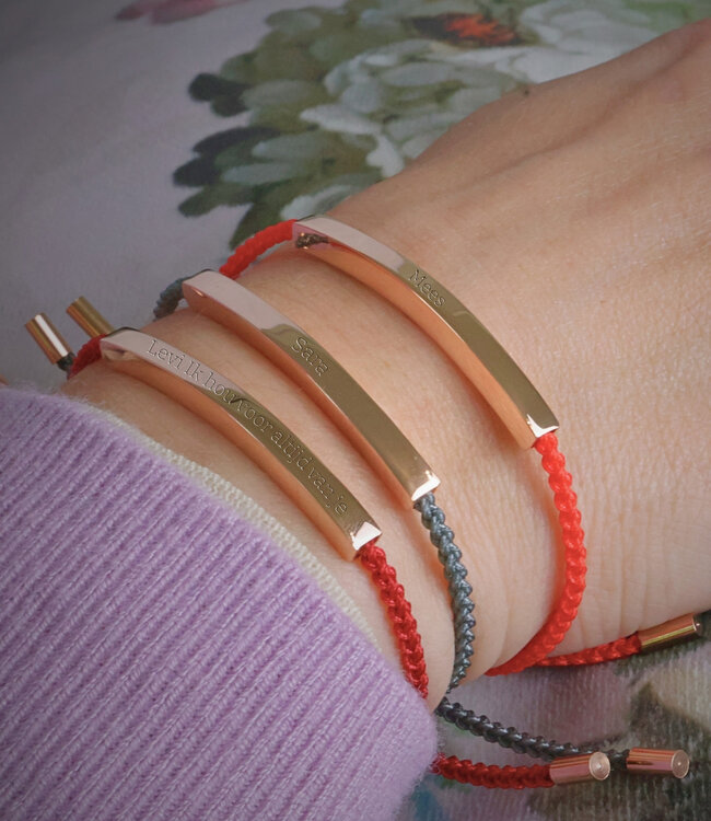 Elegant gevlochten grijze armband met gepersonaliseerd rosé goudkleurig naamplaatje