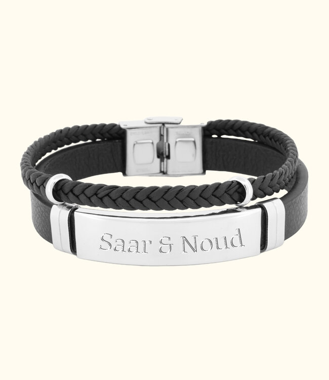 Zwarte leren armband met gepersonaliseerd zilverkleurig graveerplaatje