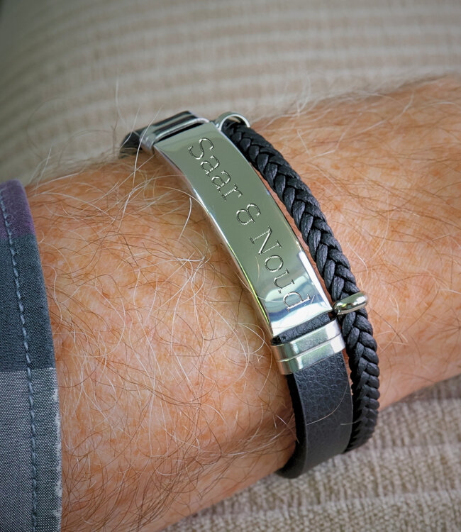 Zwarte leren armband met gepersonaliseerd zilverkleurig graveerplaatje